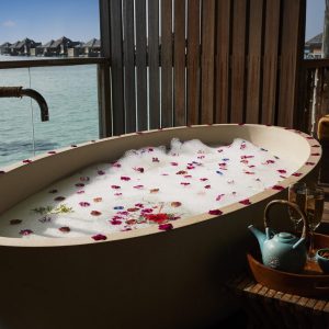 GLM_Romantic-Bath-at-Meera-Spa